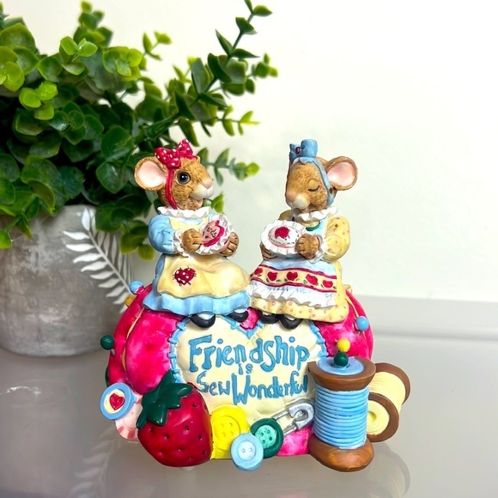 The San Francisco Music Box Company Friendship is Sew 🪡 Wonderful Mice Sewing